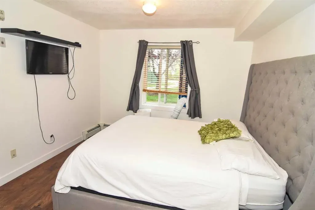 17 Country Village Bay NE, #1106