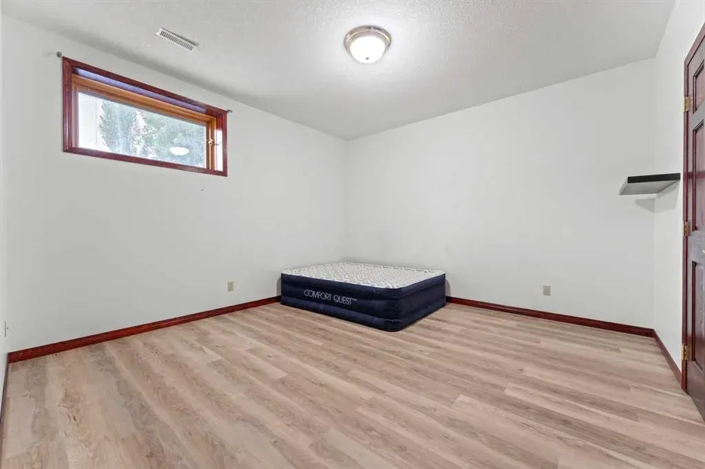28 Slopes Grove SW