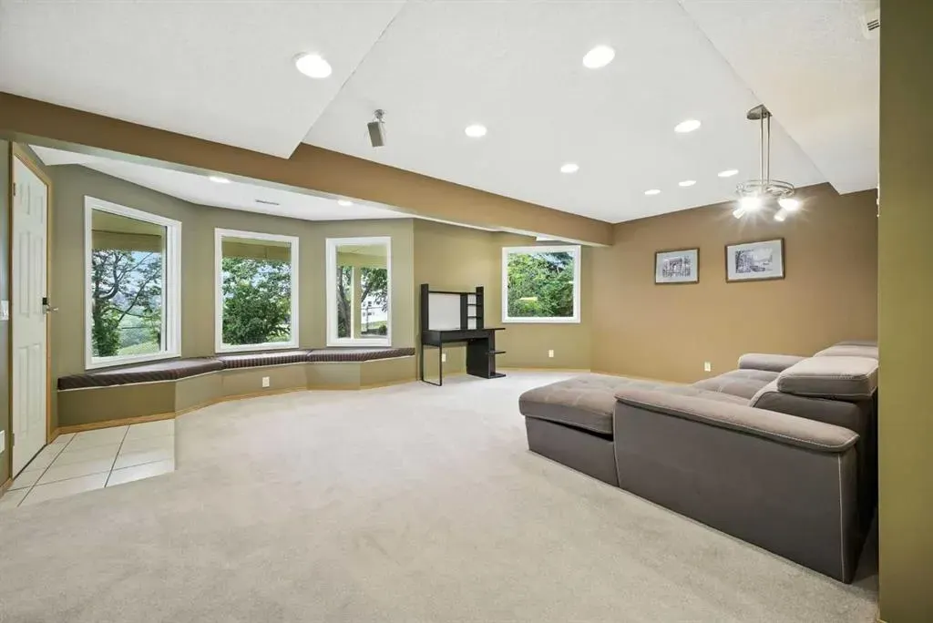 141 Edgeview Road NW