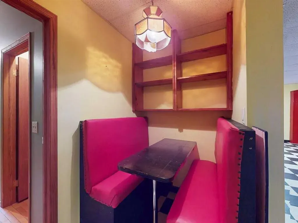 43 1st Street W
