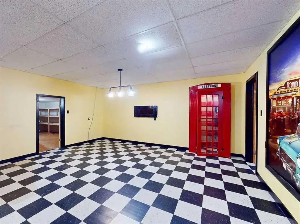 43 1st Street W