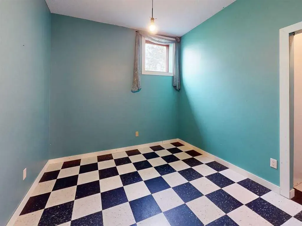43 1st Street W