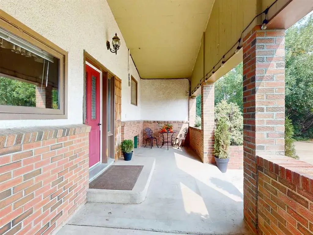 43 1st Street W