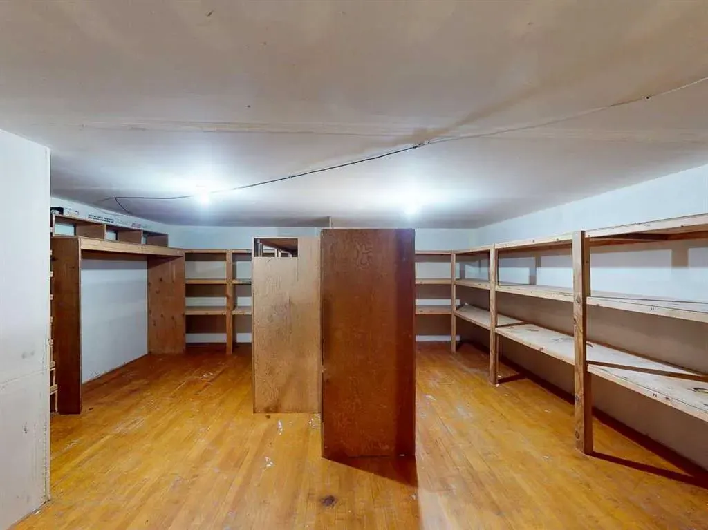 43 1st Street W