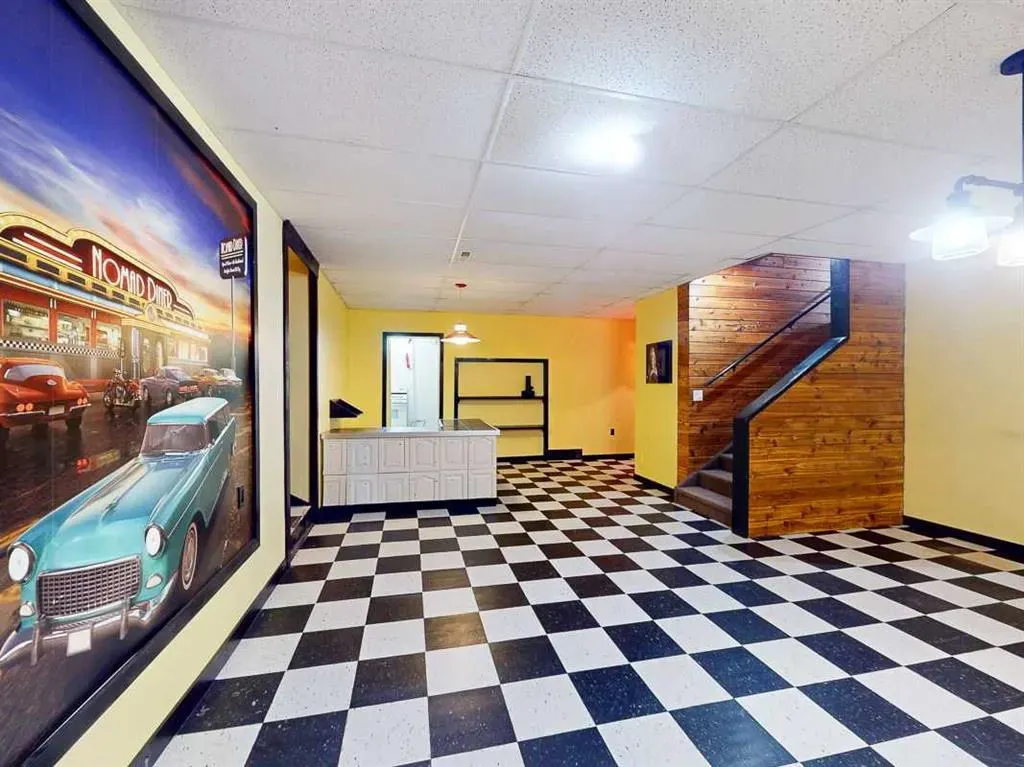 43 1st Street W