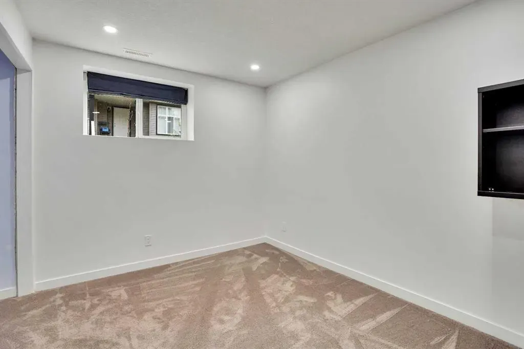 323 Sandford Place NW