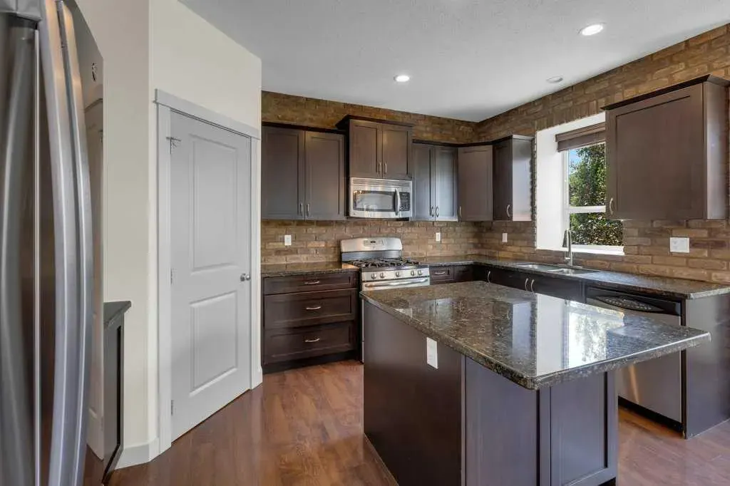 17 Luxstone Rise SW