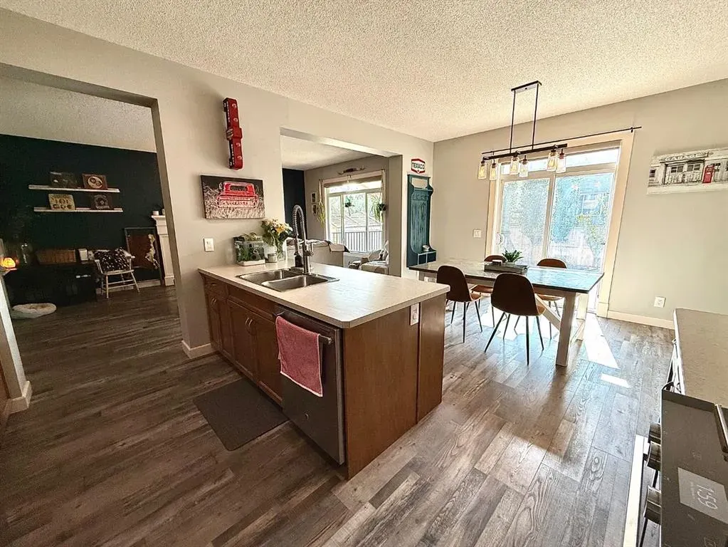 607 Montgomery Close SE