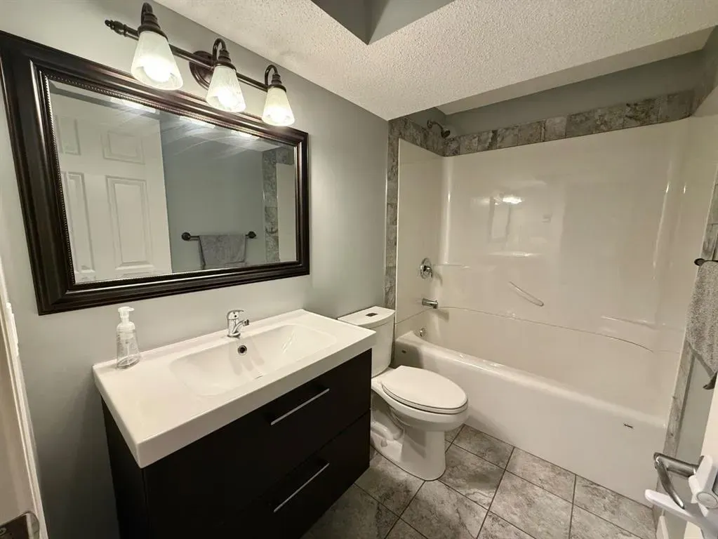 607 Montgomery Close SE