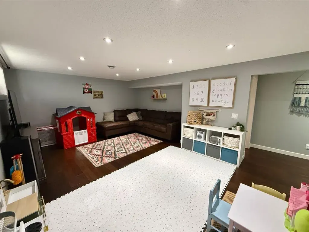 607 Montgomery Close SE