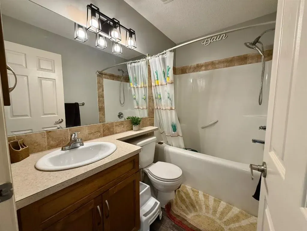 607 Montgomery Close SE