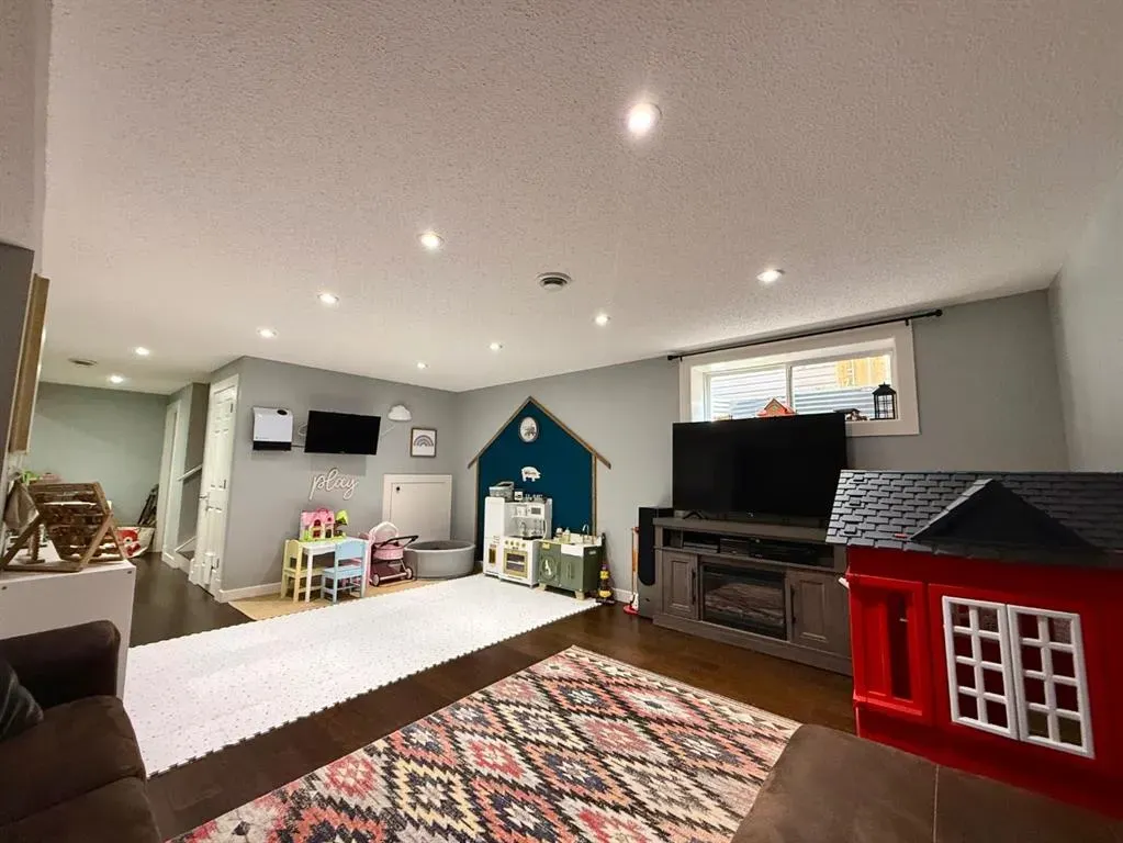 607 Montgomery Close SE