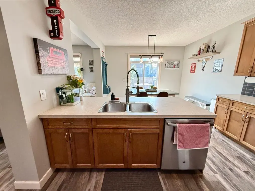 607 Montgomery Close SE