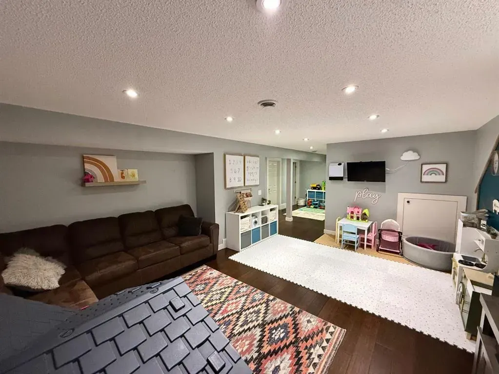 607 Montgomery Close SE