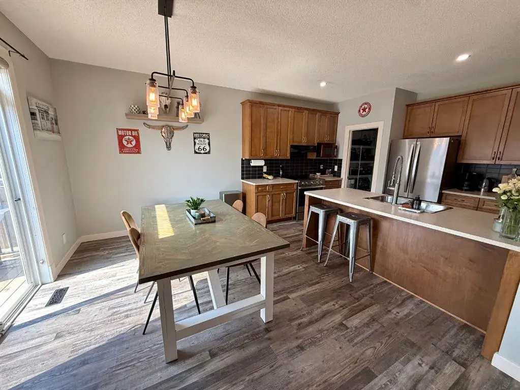 607 Montgomery Close SE