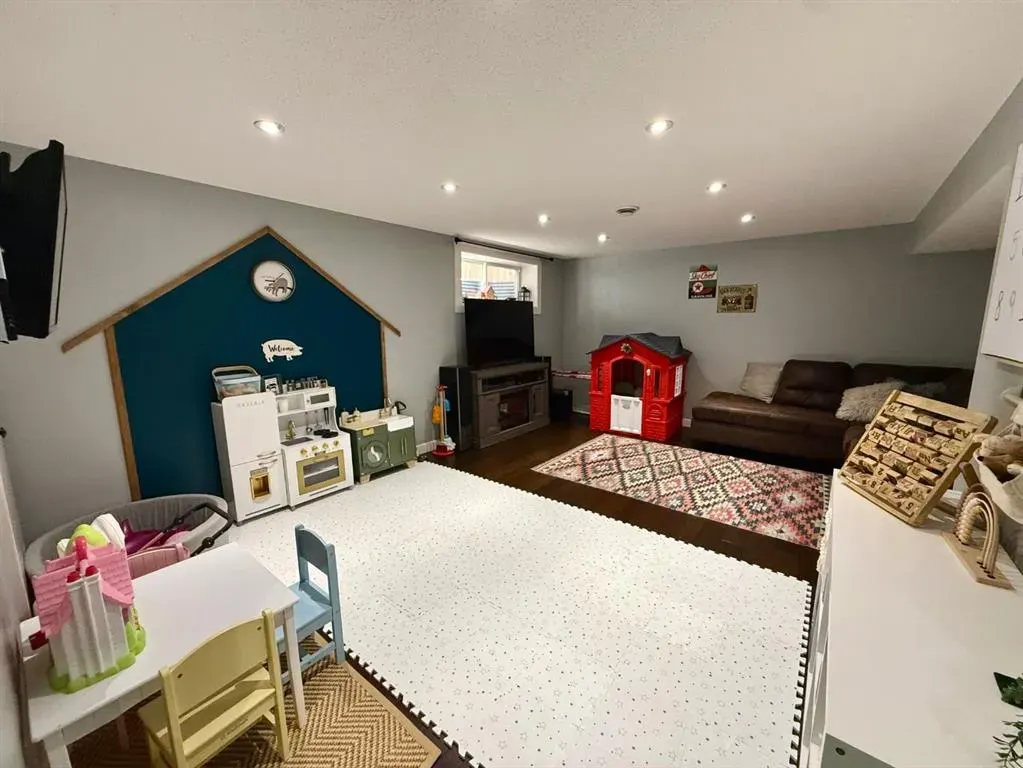 607 Montgomery Close SE