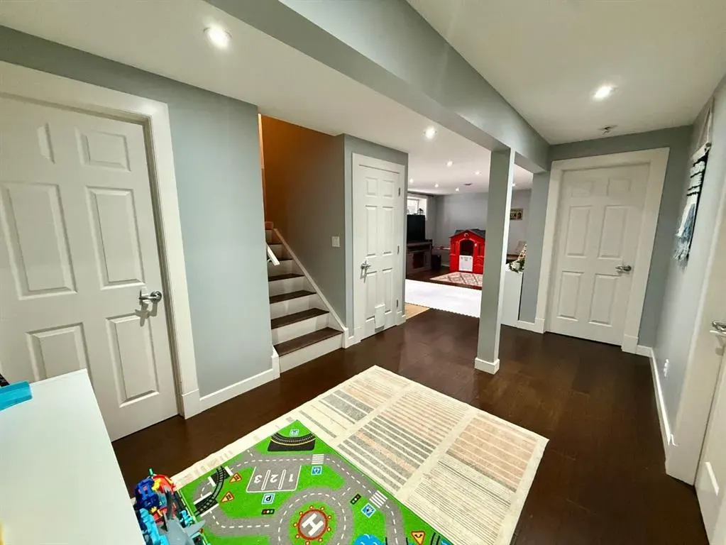 607 Montgomery Close SE