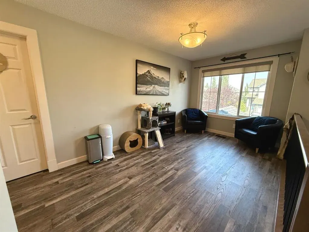 607 Montgomery Close SE