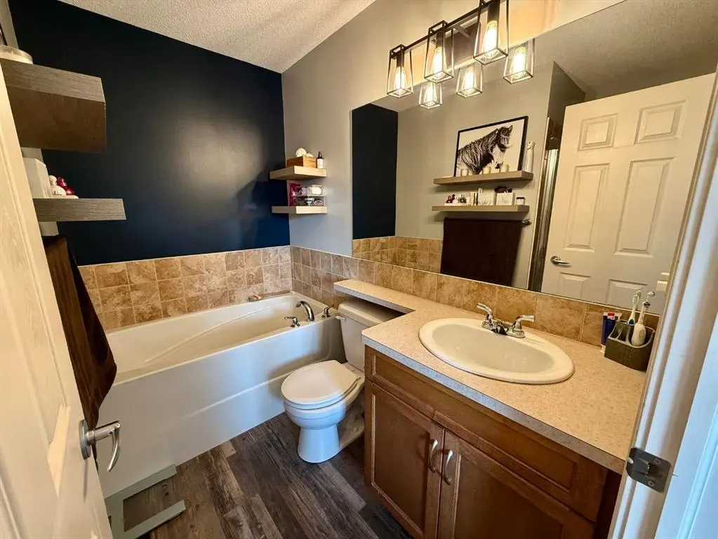 607 Montgomery Close SE