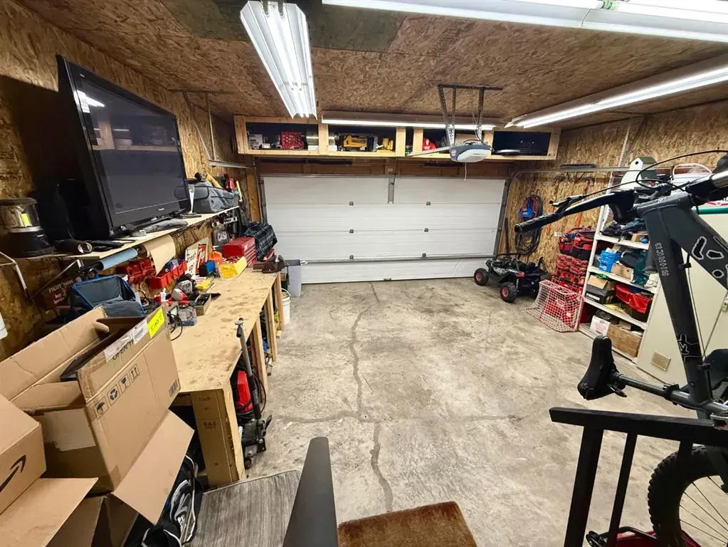 607 Montgomery Close SE