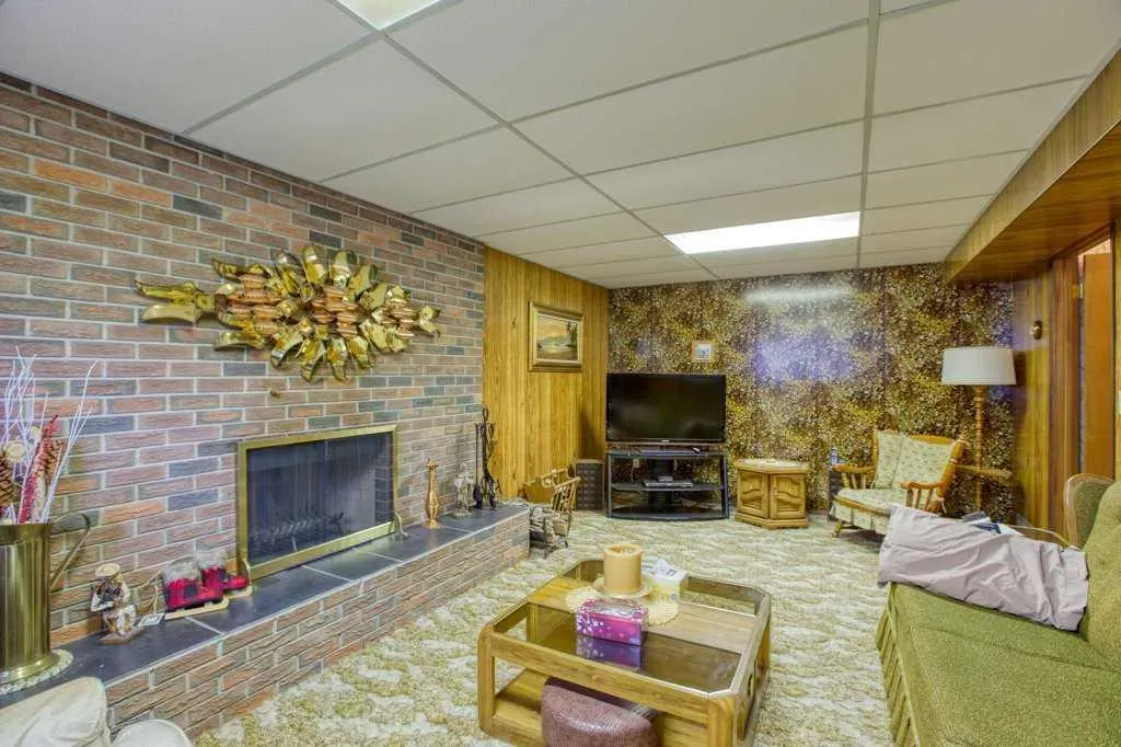 307 Silverthorn Way NW