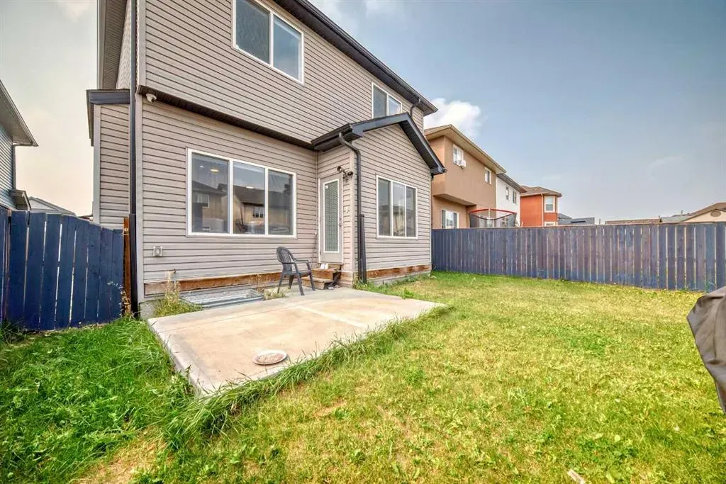 9 Saddlecrest Crescent NE