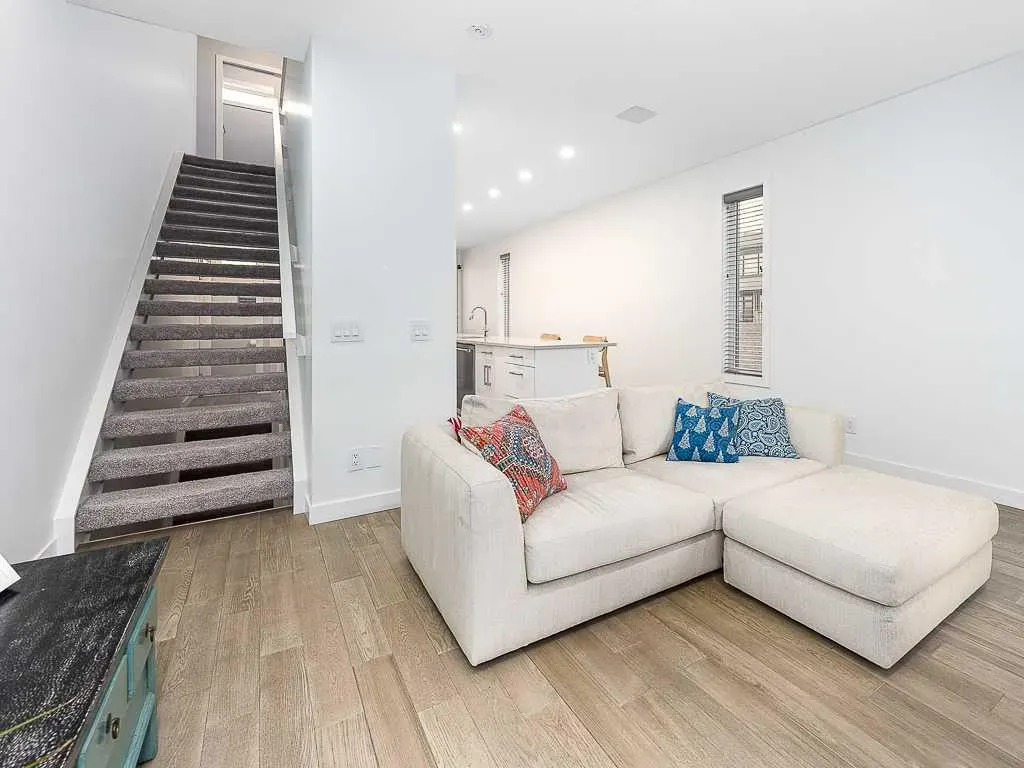1616 24 Avenue NW, #206