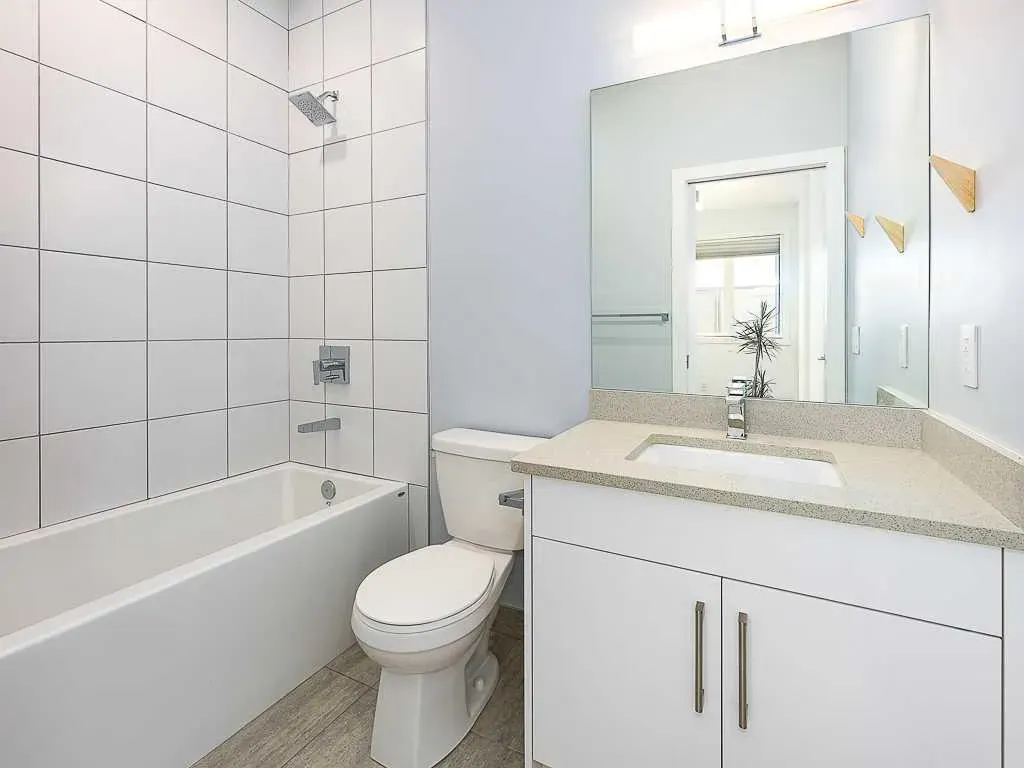 1616 24 Avenue NW, #206