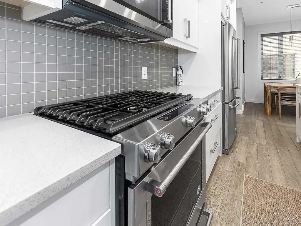 1616 24 Avenue NW, #206