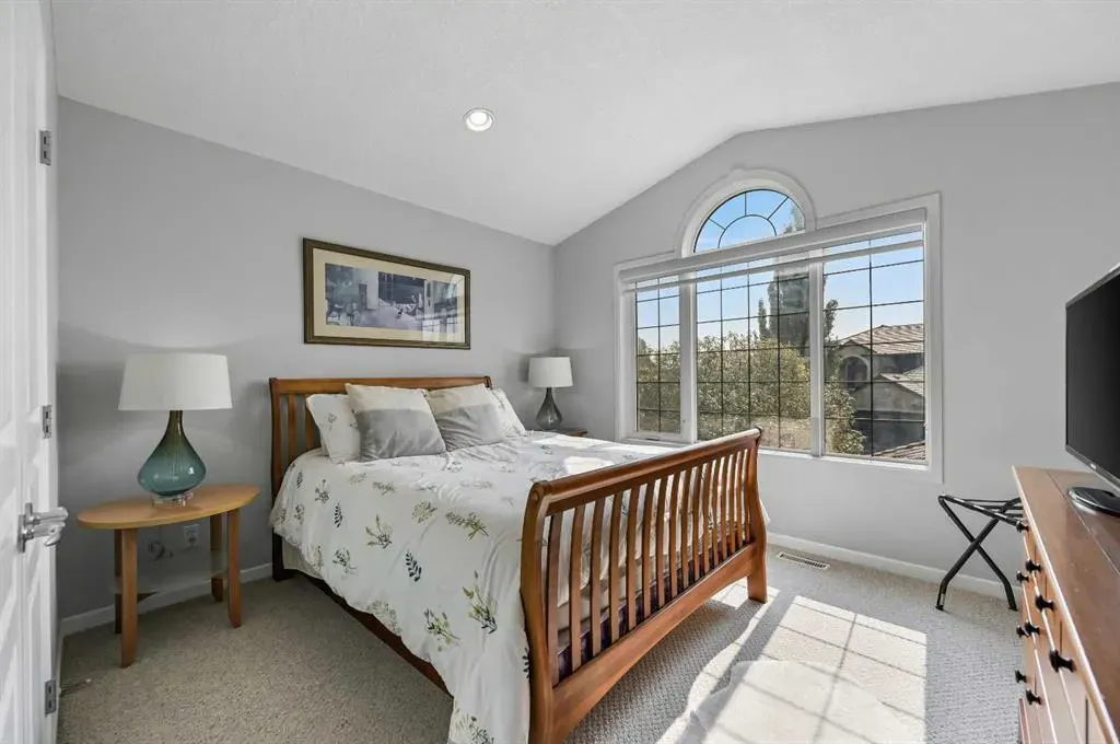 95 Panorama Hills View NW