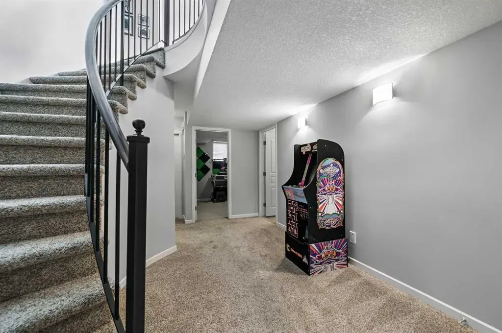95 Panorama Hills View NW