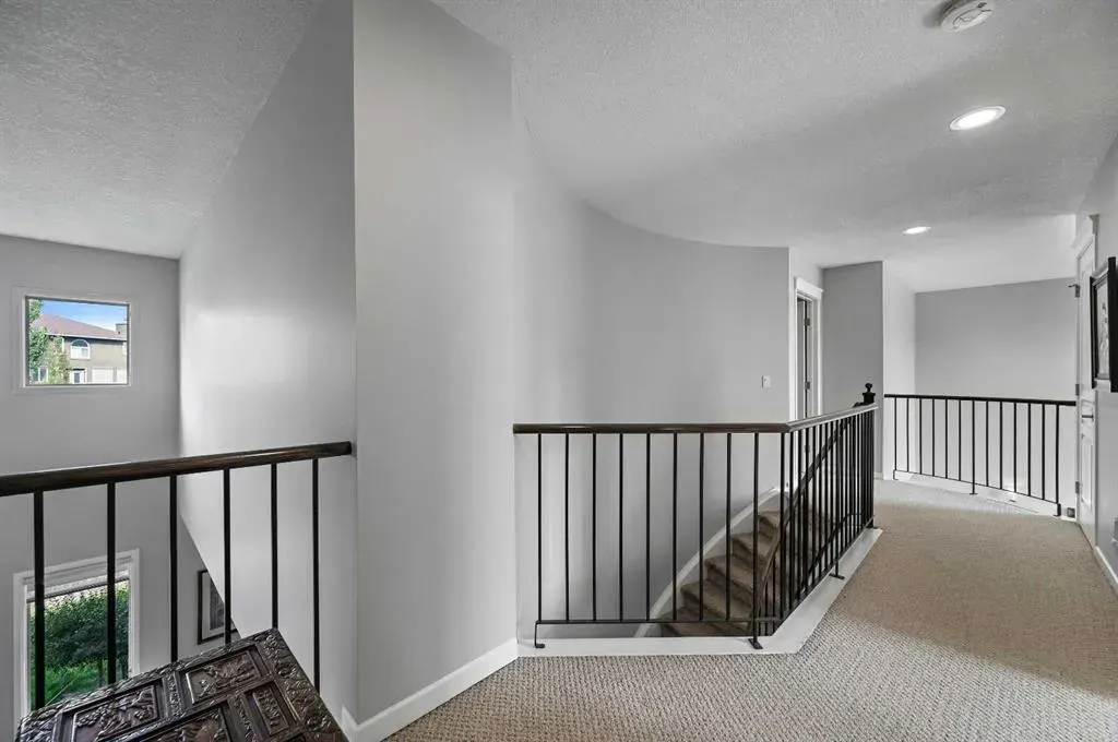 95 Panorama Hills View NW