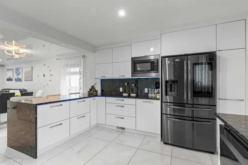 343 Queen Tamara Way SE