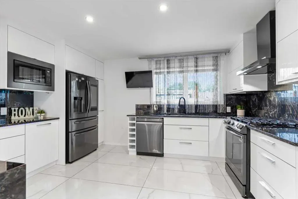 343 Queen Tamara Way SE