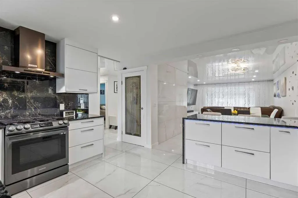 343 Queen Tamara Way SE