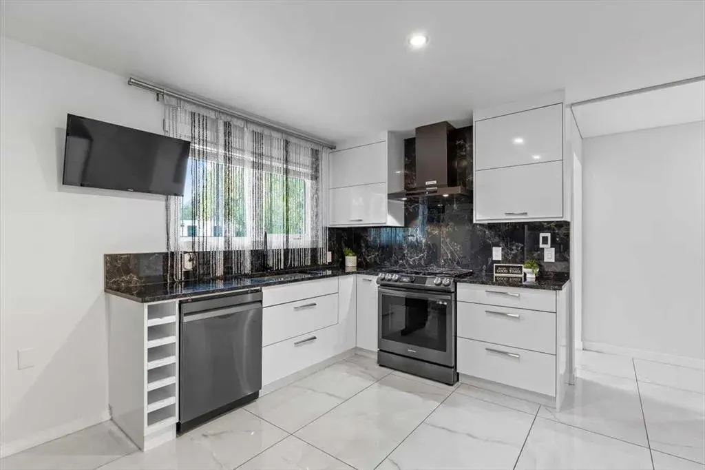 343 Queen Tamara Way SE