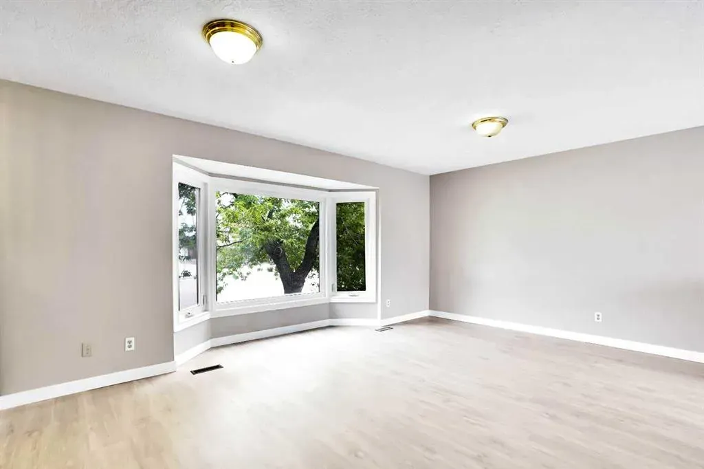 228 Rundlemere Road NE