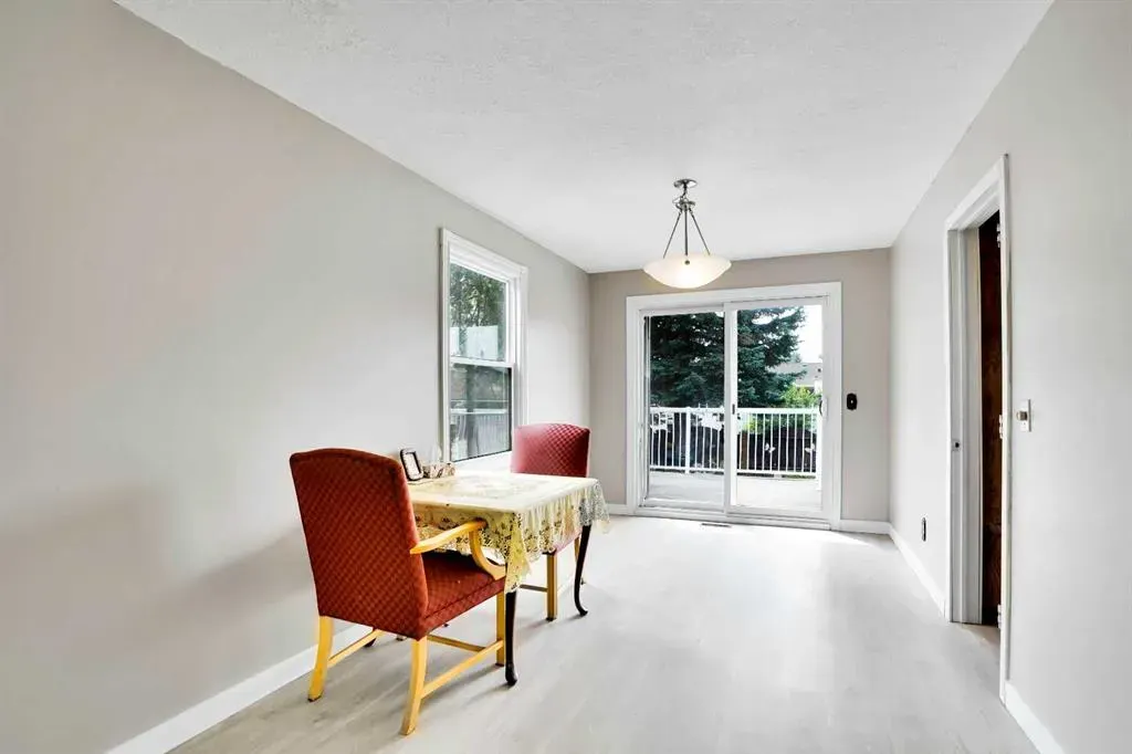 228 Rundlemere Road NE