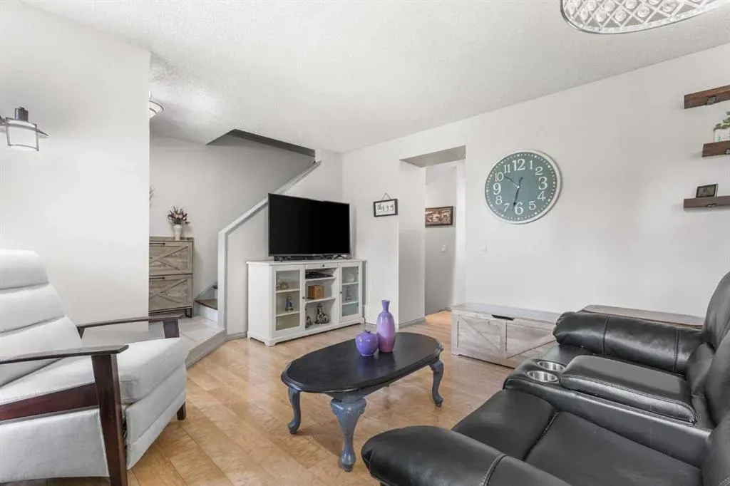 67 Woodhill Court SW