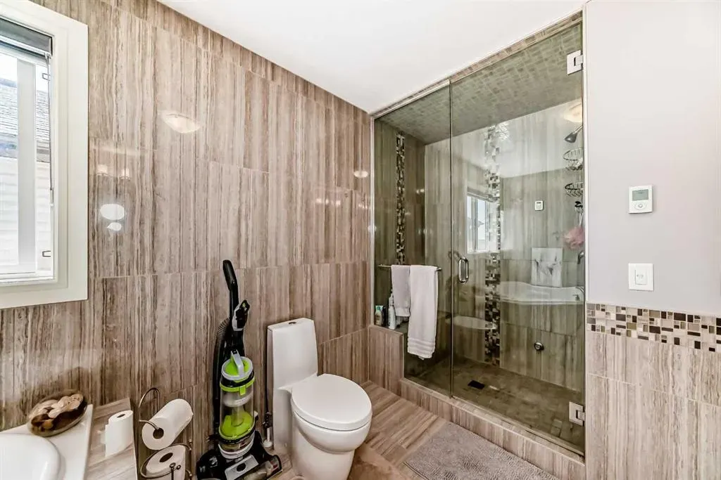 26 Saddlelake View NE