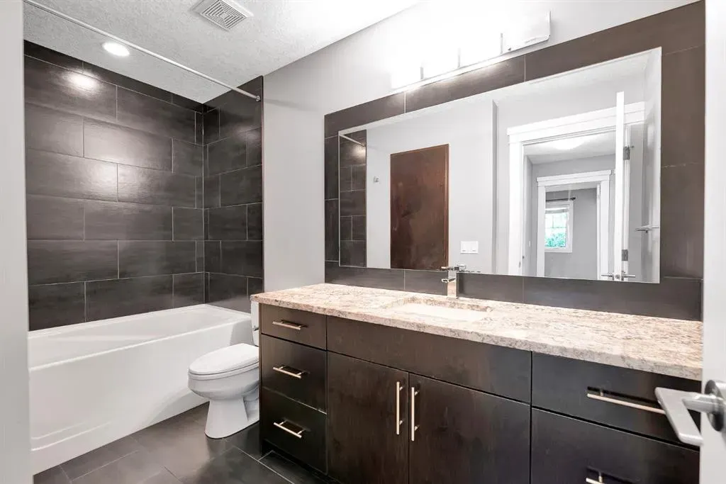 311 15 Avenue NE, #1