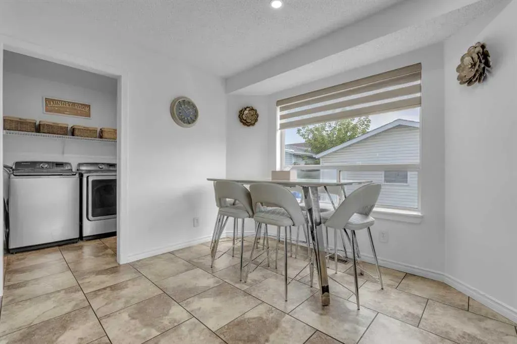 190 Costa Mesa Close NE