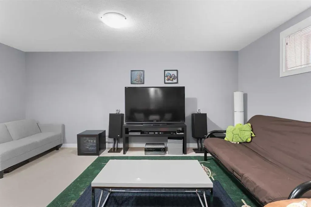 172 Evanspark Gardens NW