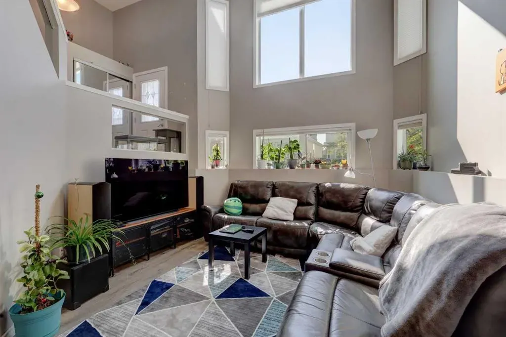 246 Arbour Grove Close NW