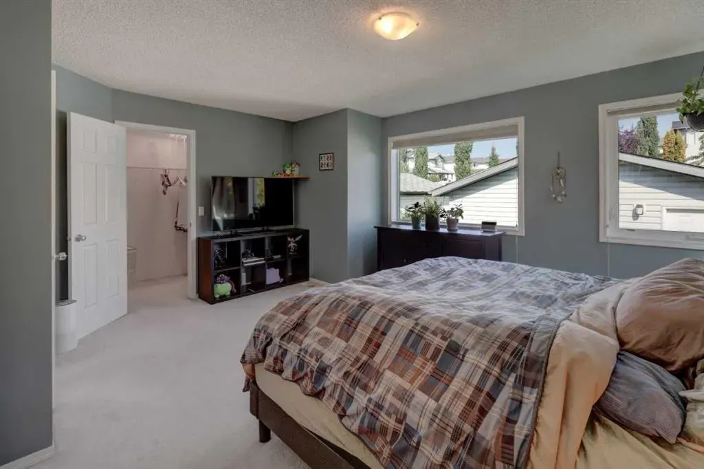 246 Arbour Grove Close NW