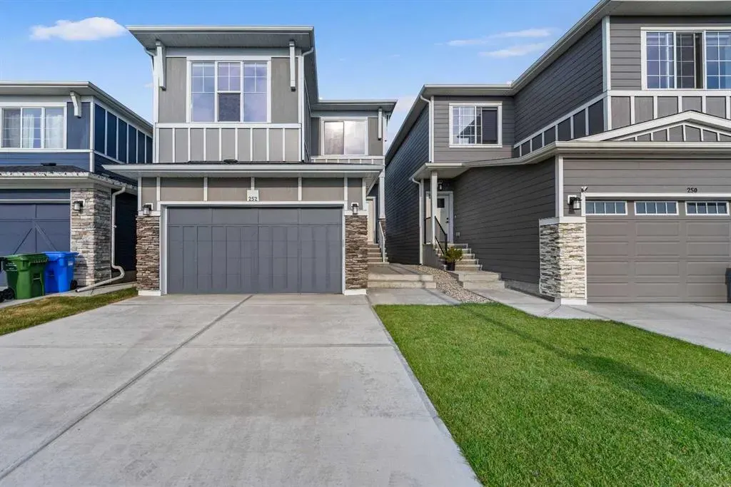 252 Walcrest View SE