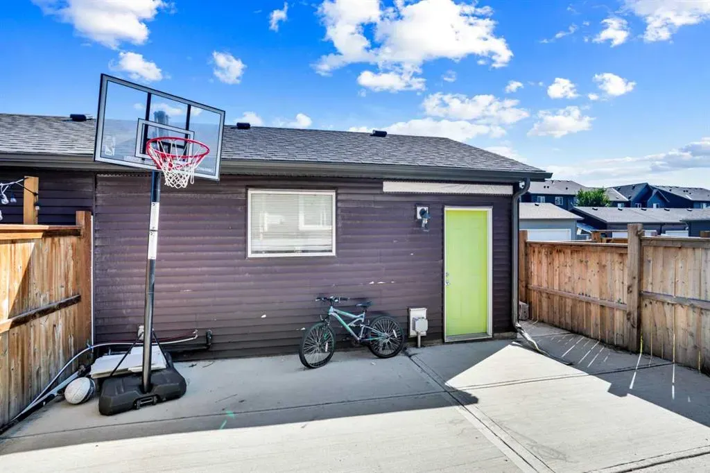 215 Savanna Parade NE
