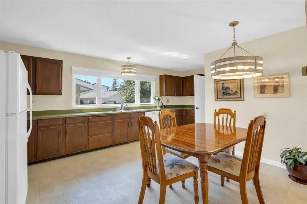 64 Lake Emerald Road SE
