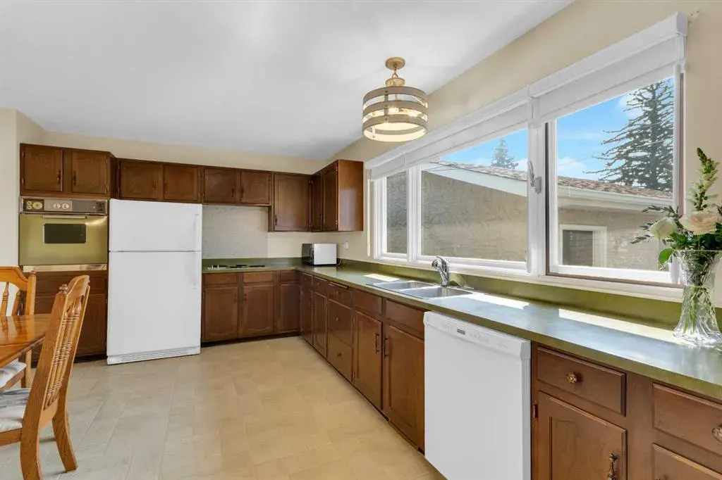 64 Lake Emerald Road SE