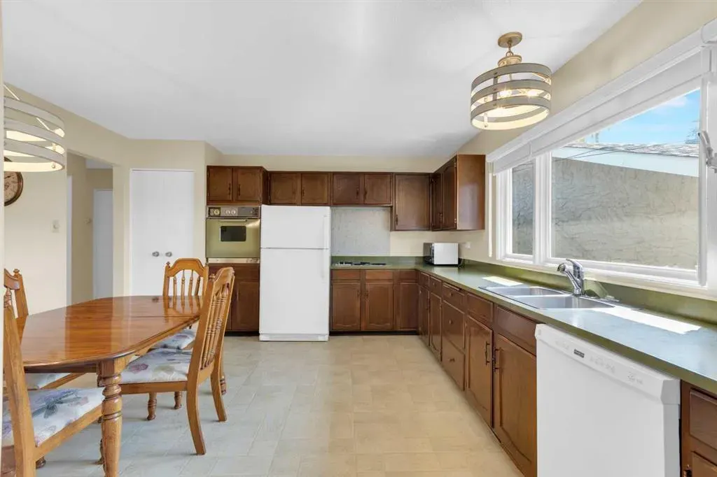 64 Lake Emerald Road SE